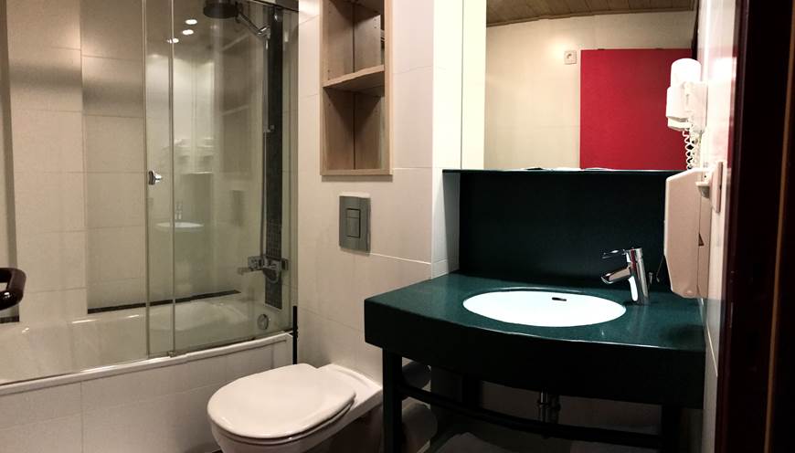 Salle de Bain privative comprenant un bain et douche, un lavabo, un sèche cheveux et toilettes. Savon, shampoing / douche, papier wc, serviettes de main et serviettes de bain.