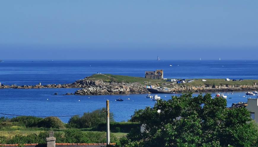 Vue de la terrasse sur la Baie de Porspaul à  Lampaul Plouarzel