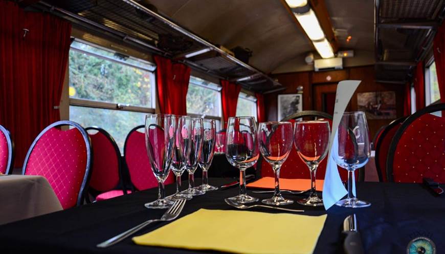 Les tables du train restaurant - Photo C. Deruelle