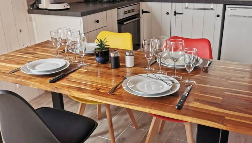 Espace repas du Lodge avec cuisine équipée