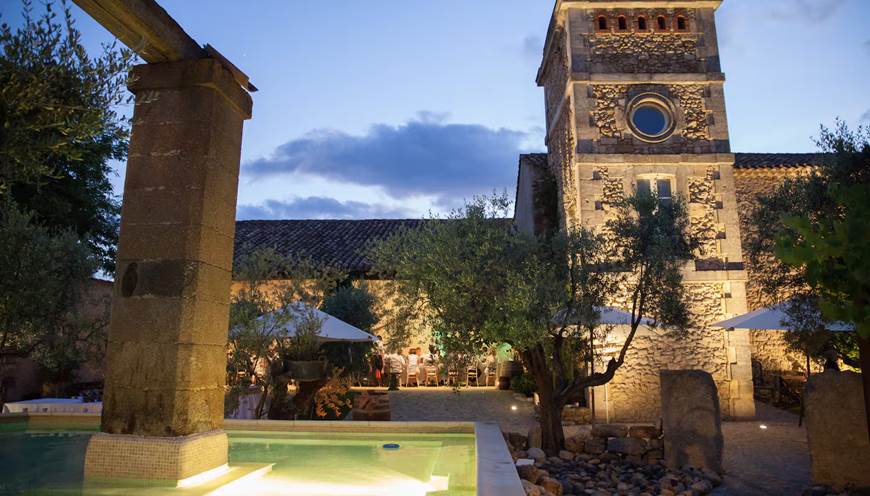 Vue complète du gîte avec jardin, terrasse, piscine privée et bâtiments annexes