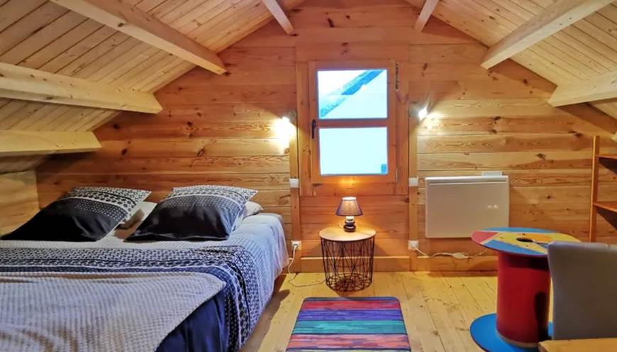 Chambre parentale en mezzanine avec lit queen size 160x200 et salon