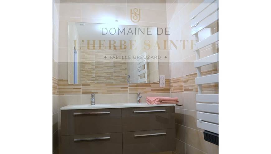 Double vasque et sèche serviettes de la salle de bain du gîte artémisia