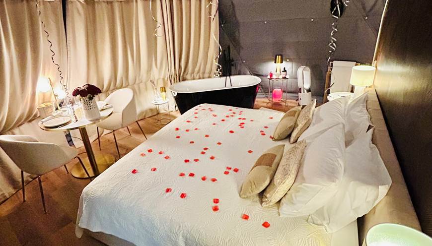 formule romantique avec ballons en coeur, pétales de roses, chocolats et champagne
