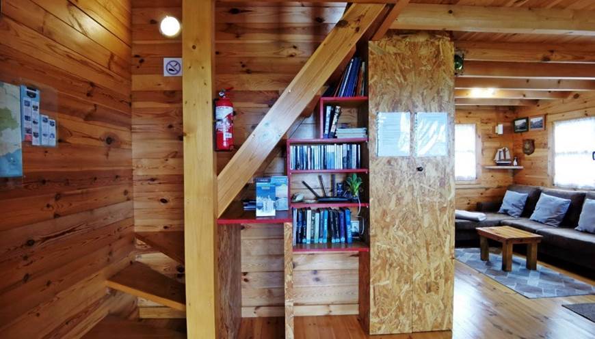 Pièce de vie bibliothèque avec point infos tourisme aux Chalets de Kerescar 4 personnes