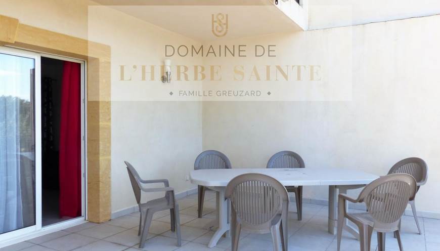 Gîte Artémisia et extérieur accessible directement par sa grande baie vitrée