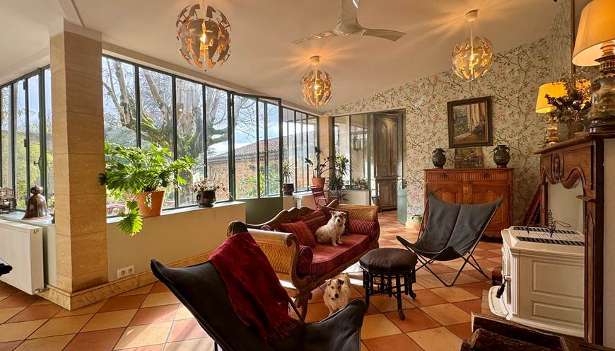 Le salon d'été véranda avec accès au jardin