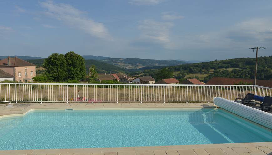 vue piscine et vallée dérrière