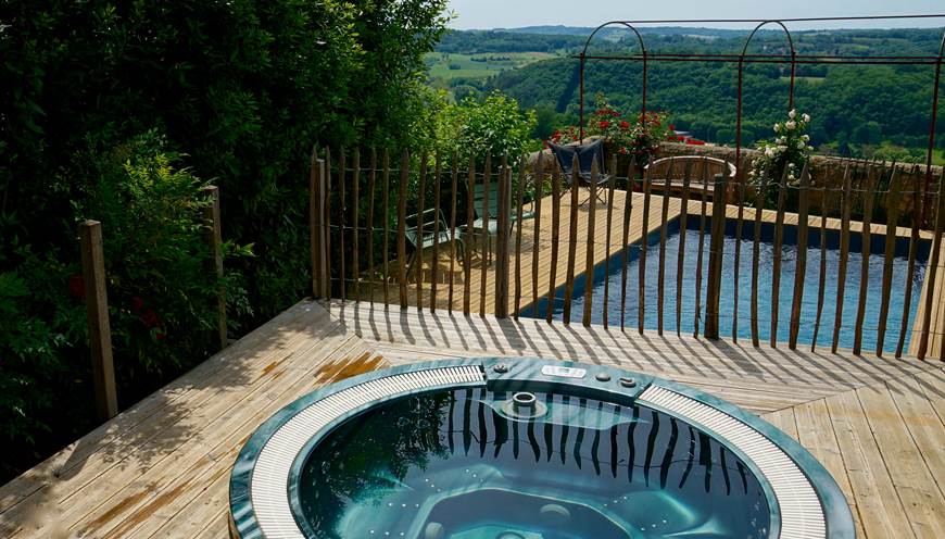 Piscine et jacuzzi avec vue panoramique sur la Dordogne