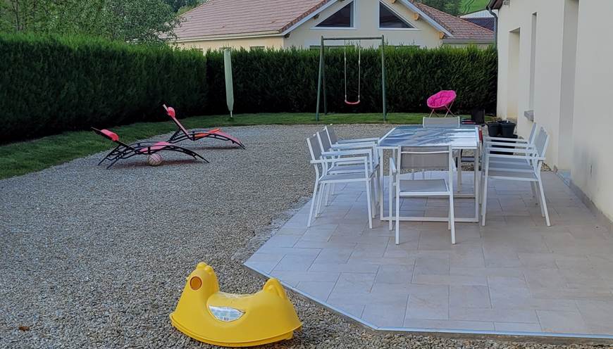 Mobilier de jardin pour profiter d'un repas à l'extérieur et pourquoi pas un barbecue