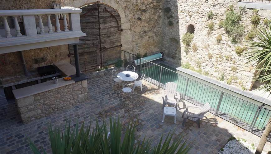 Piscine sécurisée chauffée sur demande, en accès direct depuis la terrasse du gîte