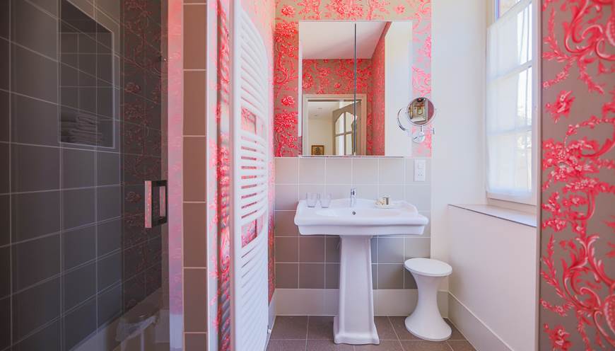 Salle de bain en suite avec douche, toilettes séparées