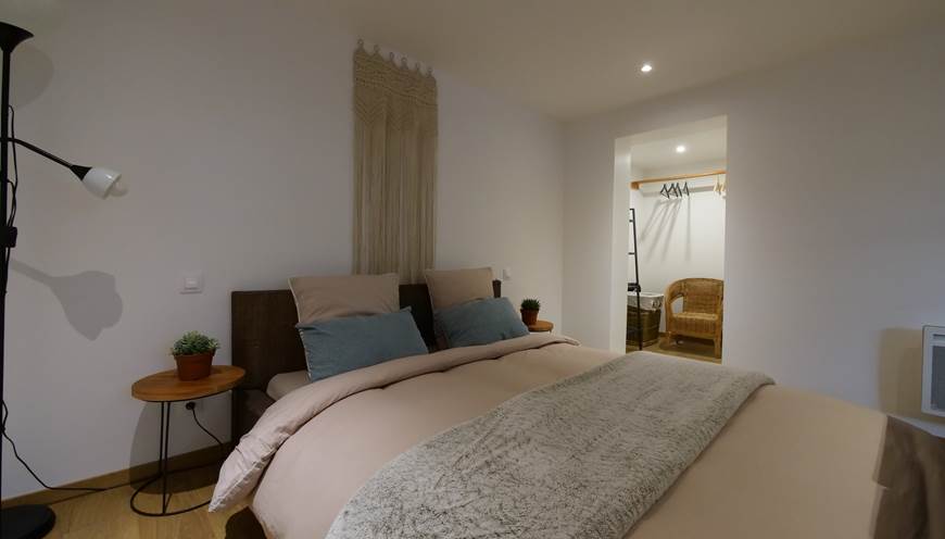 Grande chambre avec petit dressing