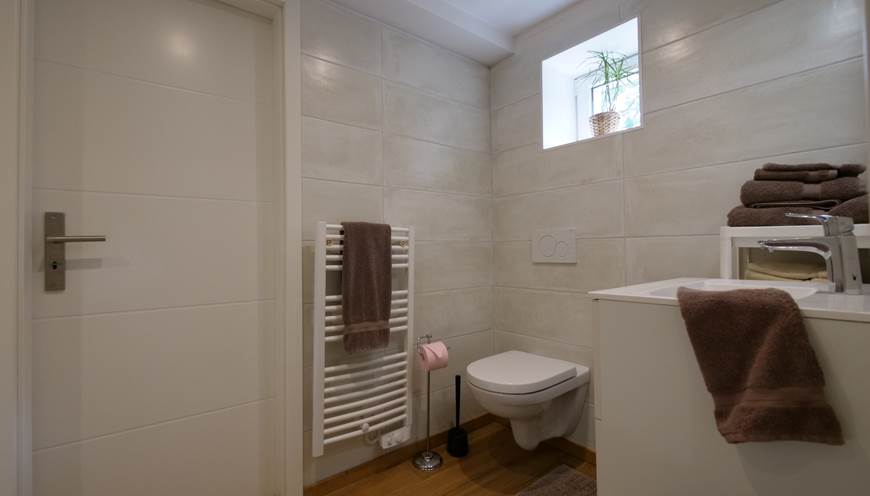 Salle de bain côté wc et lavabo