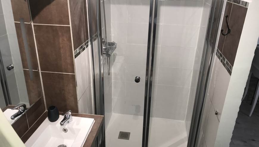 Salle d'eau côté douche