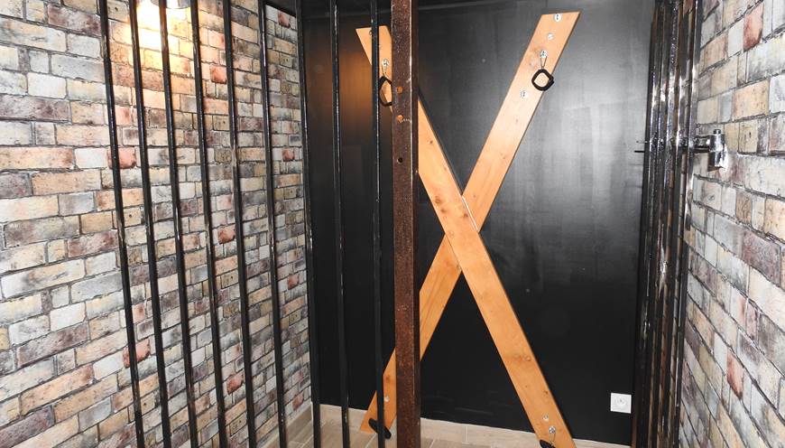 Love Room "nuit blanche" à Narbonne - Boudoir d'Anastasia - croix de Saint André