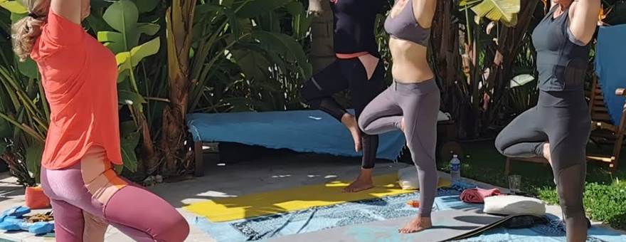 yoga devant la piscine blue dream