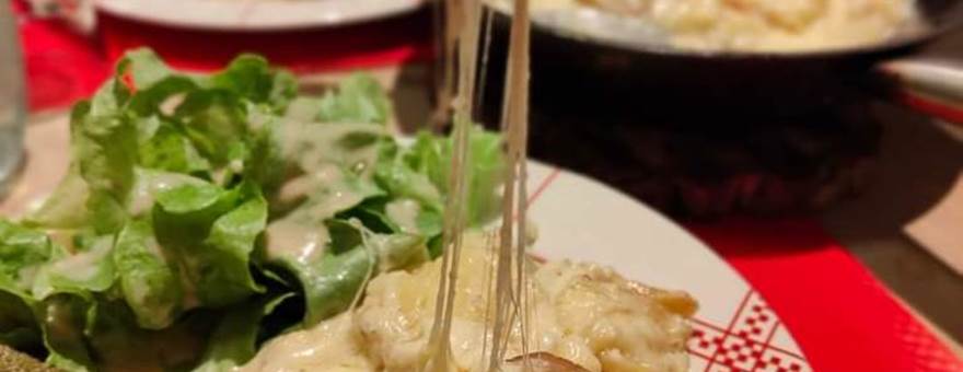 Repas-diner-tabledhotes-partage-souslesetoilesauboisdembesse