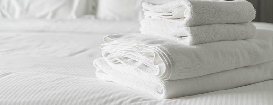 serviette-blanche-decoration-du-lit-dans-interieur-chambre