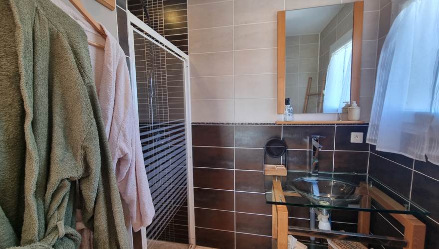 salle d'eau avec grande douche à l'italienne