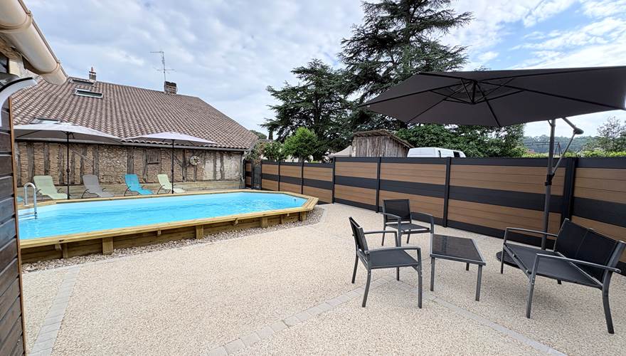 Piscine - transats - salon jardin - parasol