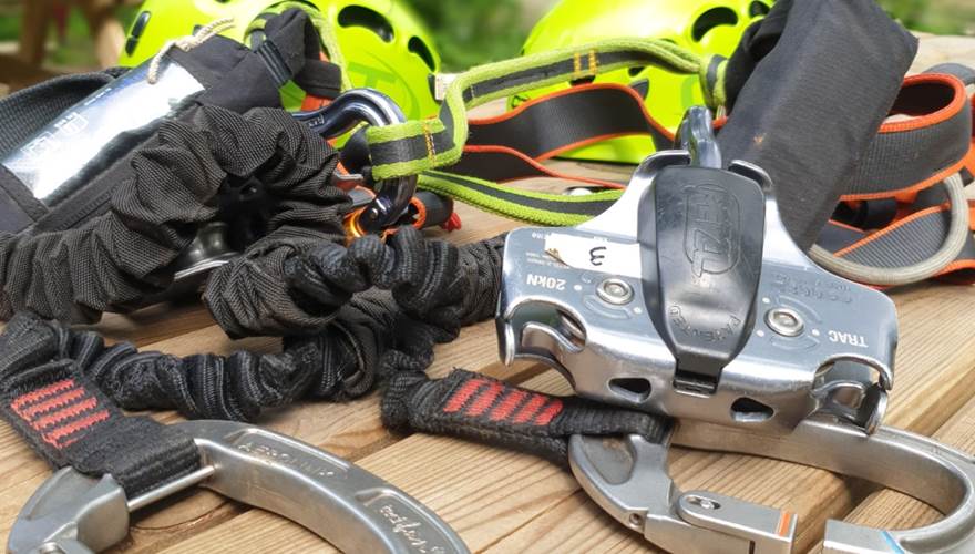 Baudriers et casques de Via Ferrata