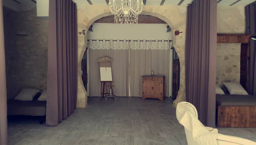 Espace nuit avec canapé-lit 160x200 dans un espace ouvert avec cloison textile