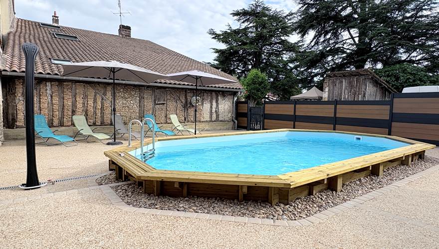 Piscine - transats - salon jardin - parasol