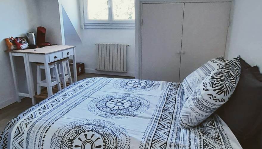 Chambre Mésange - avec table pour petit déjeuner
