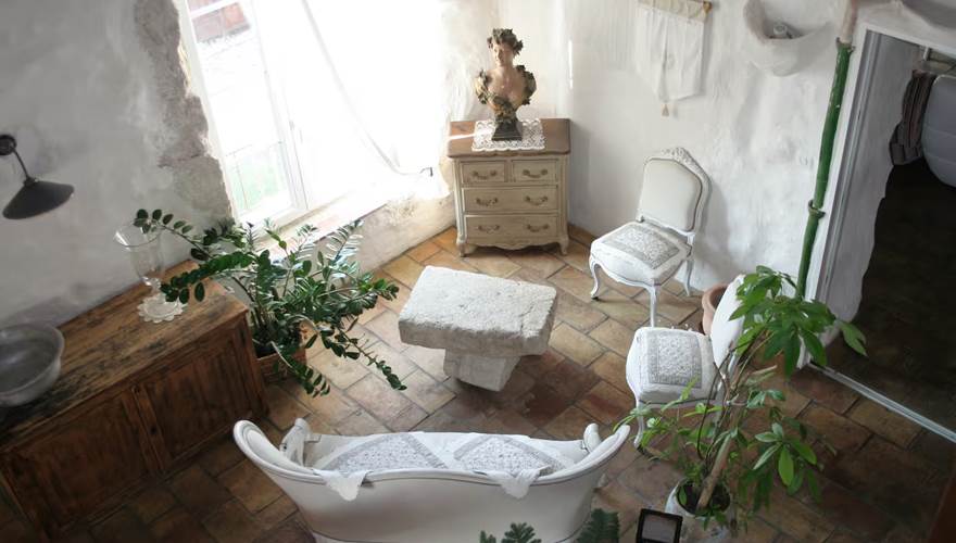 Salon confortable et lumineux avec décoration d’époque et poutres apparentes