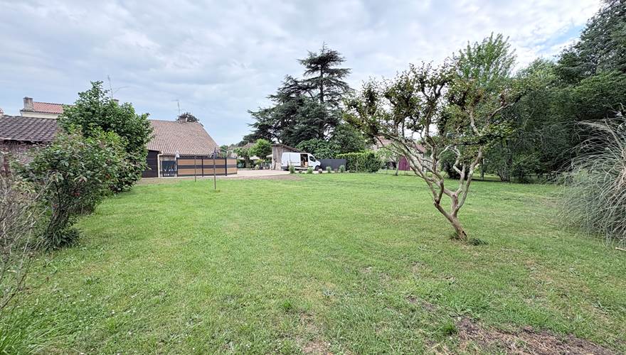 Vue domaine depuis jardin