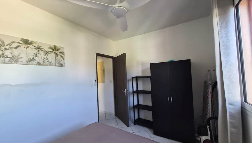 chambre , armoire, climatiseur