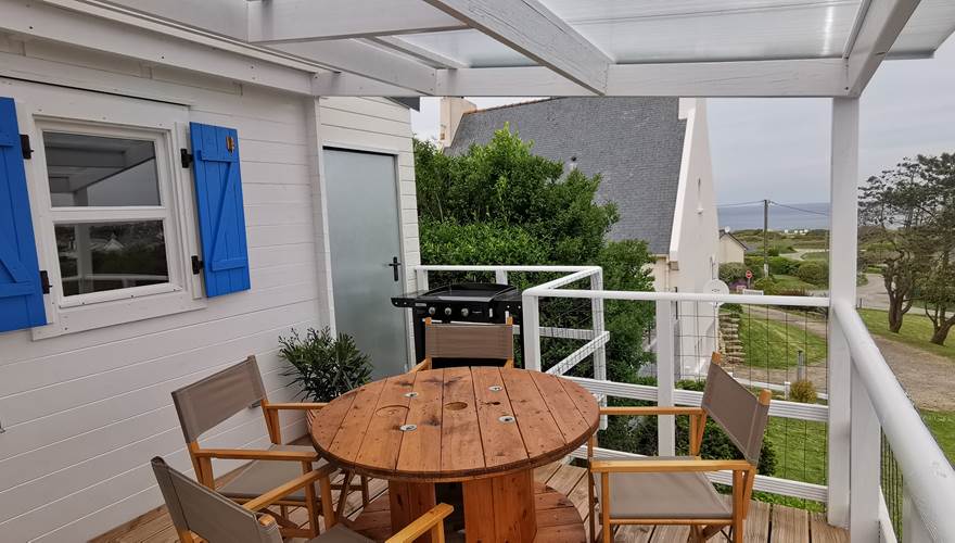 Vacances iodées en Bretagne entre amis sur la terrasse vue mer sur la Baie de Porspaul à Plouarzel