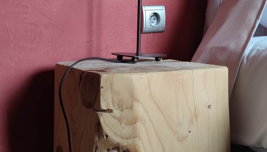 pied de lampe en bois brut