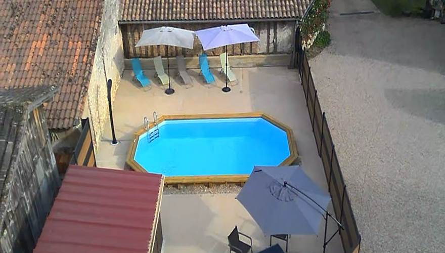 Piscine - transats - salon jardin - parasol