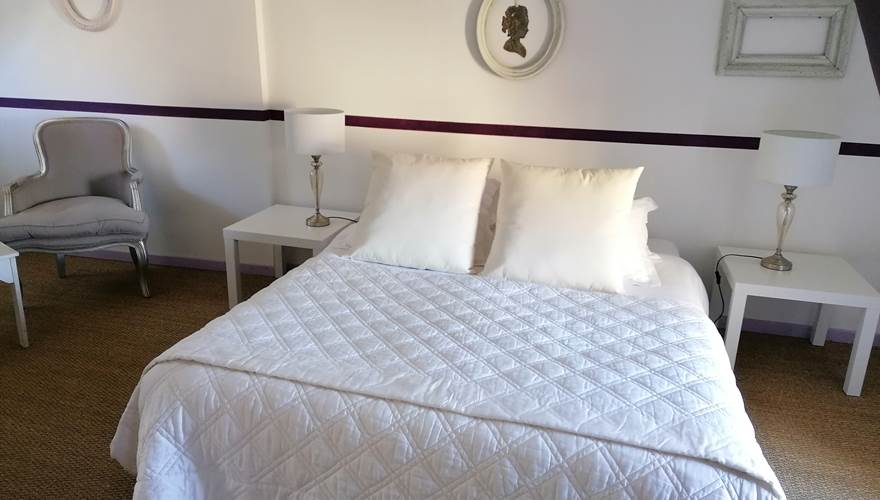 Chambre double de 25 m² aux tons prune avec entrée privée et vue sur la rivière — maison d'hôtes La Malposte, Reviers