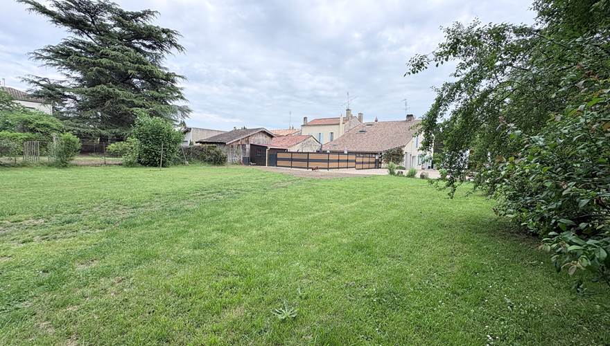 Vue domaine depuis jardin
