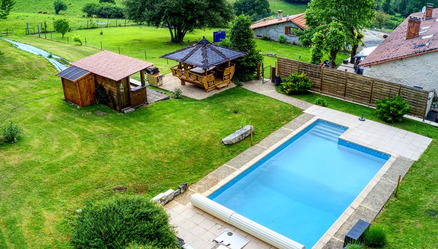 piscine avec cuisine d'été et payotte
