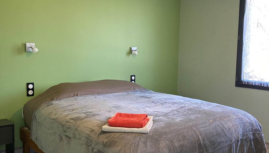 Maison en bois chambre verte