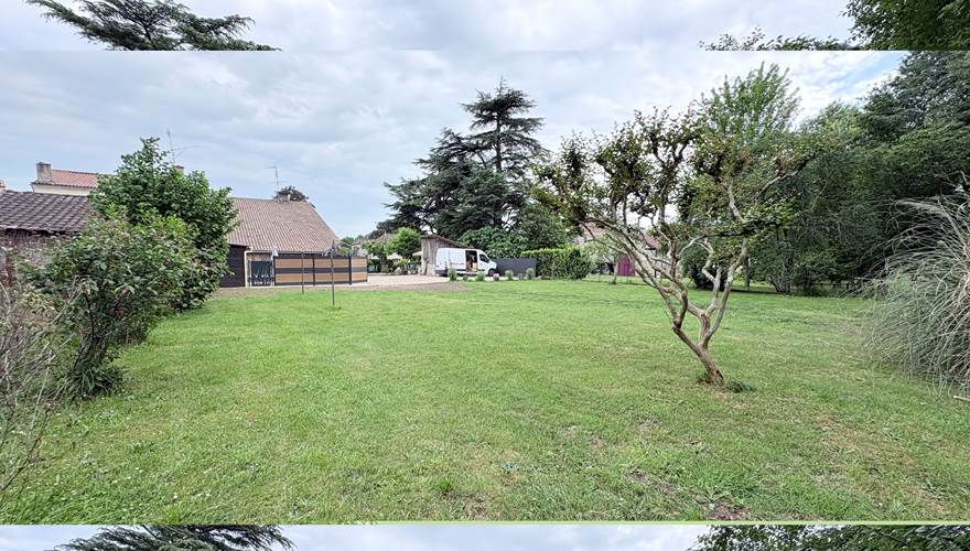 Vue domaine depuis jardin