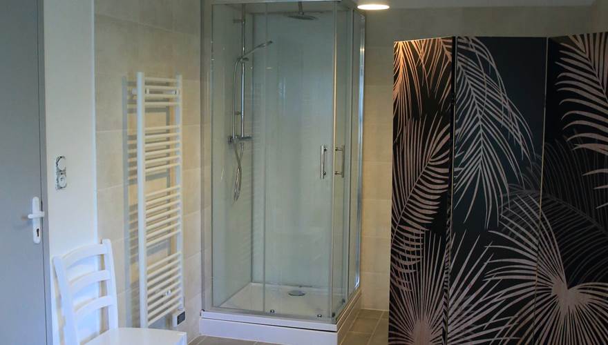 douche et toilettes dans salle de bain