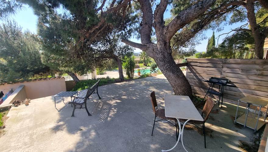 terrasse privée avec table, chaises, chaises longues extérieures