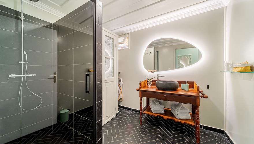 Salle de bain principale : douche à l'italienne, lave linge et sèche linge