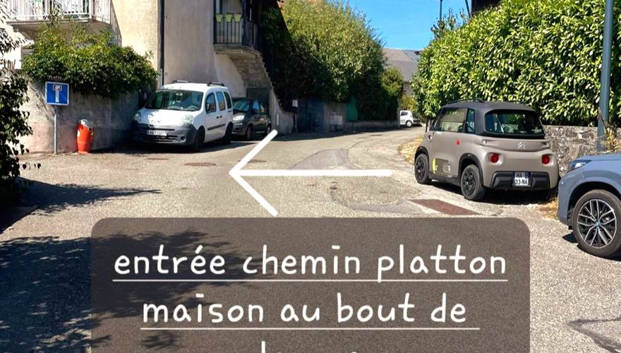 Entrée du chemin platton places de stationnements le long du mur à droite
