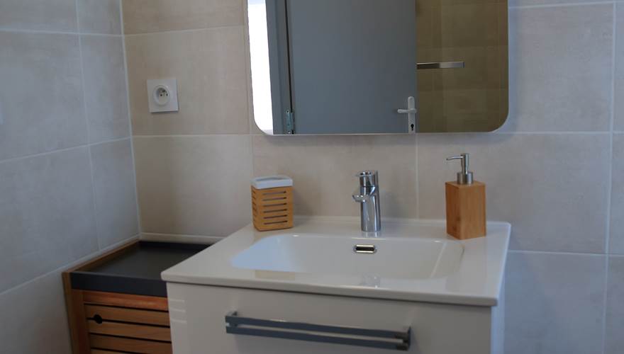 salle de bain - dans la grande chambre double Grive