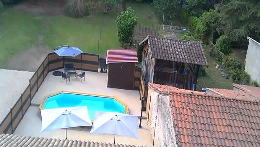 Piscine - transats - salon jardin - parasol