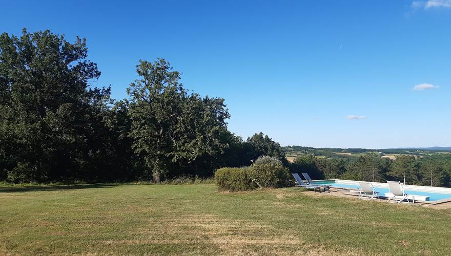 vue sur la pscine du gite Domaine de Souladies