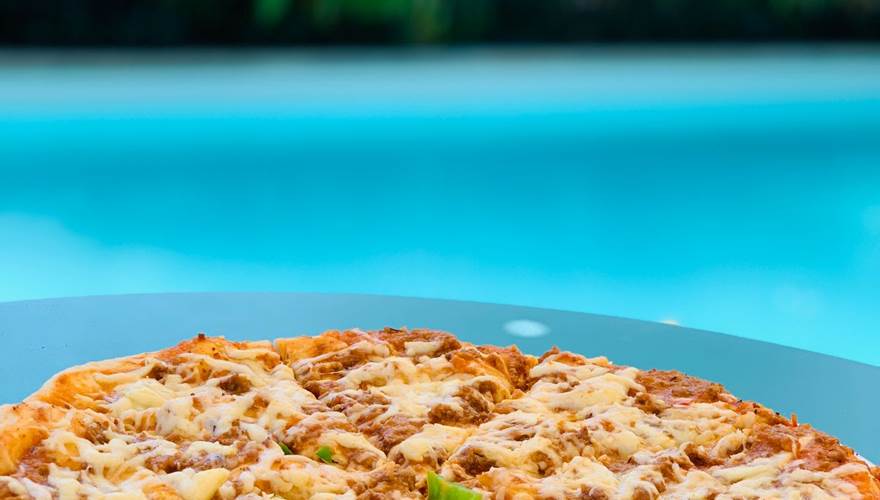 Pizza sur la piscine