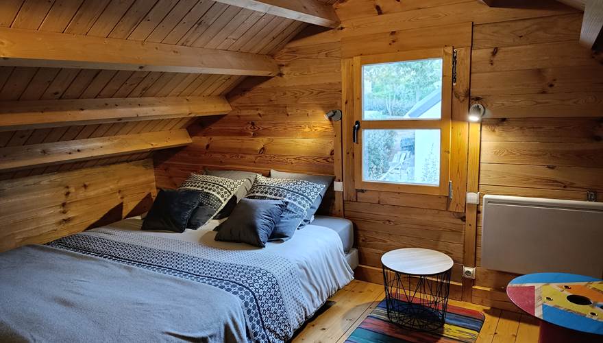 Chambre parentale en mezzanine avec lit Queen size aux Chalets de Kerescar à Plouarzel