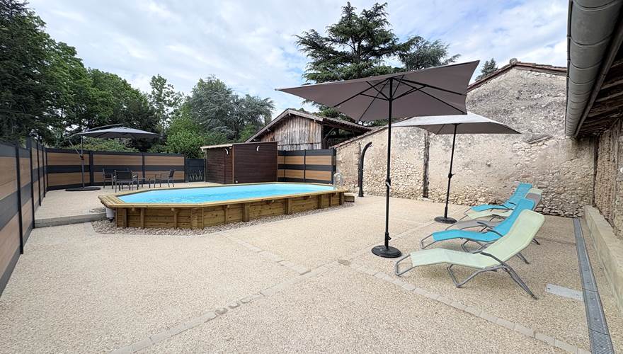 Piscine - transats - salon jardin - parasol